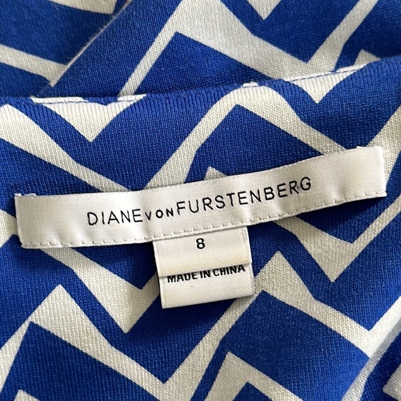 DIANE VON FURSTENBERG || Reina Chevron Printed Dress. Sz. 8 - Picture 10 of 15
